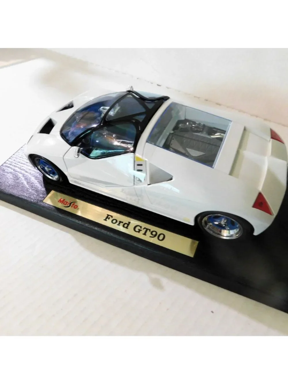 Maisto Special Edition Ford GT90 White 1:18 Diecast Scale Model